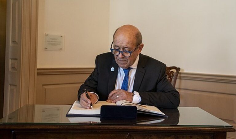 زيارة مفاجئة.. وزير خارجية فرنسا في الجزائر لتهدئة العلاقات المتوترة