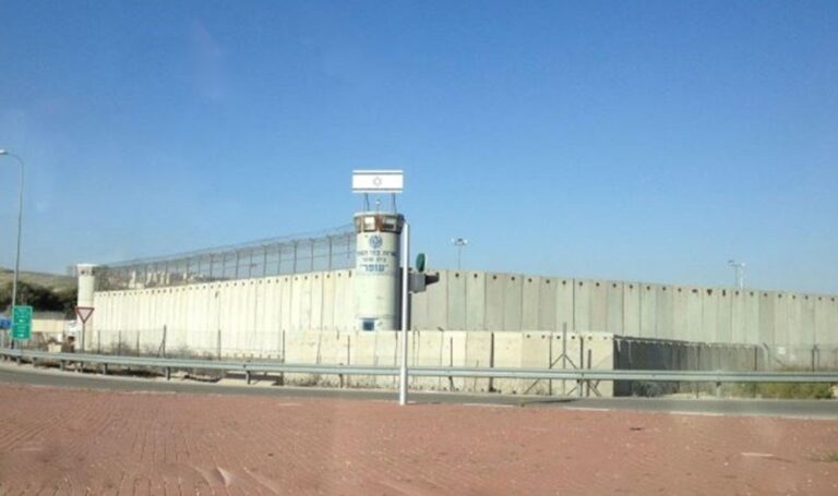 اعتداء على أسرى سجن “نفحة” بعد طعن جندي إسرائيلي