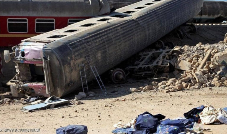 إيران.. عشرات القتلى جراء خروج قطار عن سكته بسبب آلة حفر