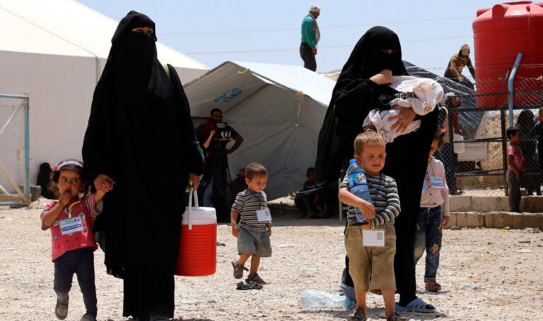 فرنسا تُعيد أطفالاً وأمهاتهم من مخيمات “قسد” شمال شرقي سوريا