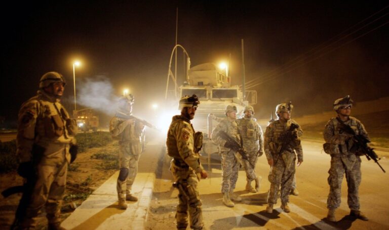 الجيش العراقي يدفع بتعزيزات عسكرية ضخمة إلى سنجار ويزيل صور أوجلان
