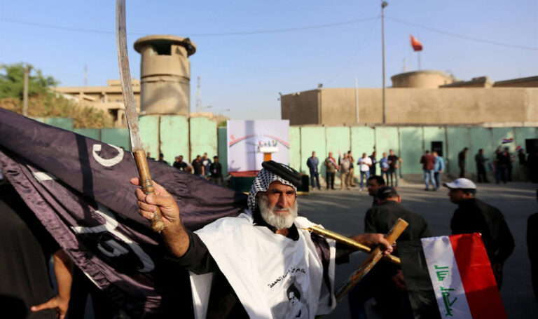 متظاهرون يحاصرون القنصلية التركية في بغداد