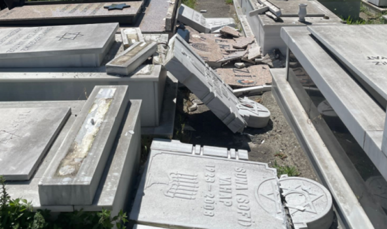 القبض على خمسة أطفال دمروا شواهد مقبرة يهودية في إسطنبول