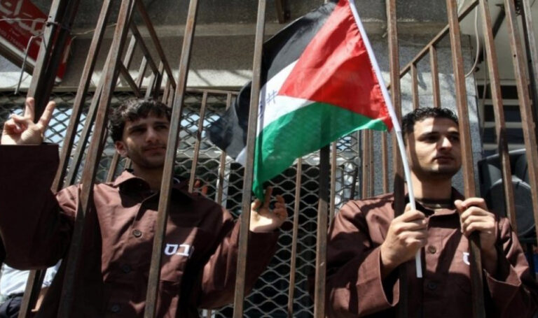 عشرات الأسرى الفلسطينيين يخوضون إضرابا عن الطعام