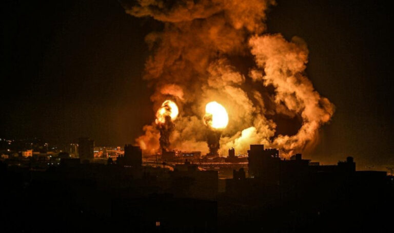 إسرائيل تشن غارتين على قطاع غزة رداً على إطلاق قذائف