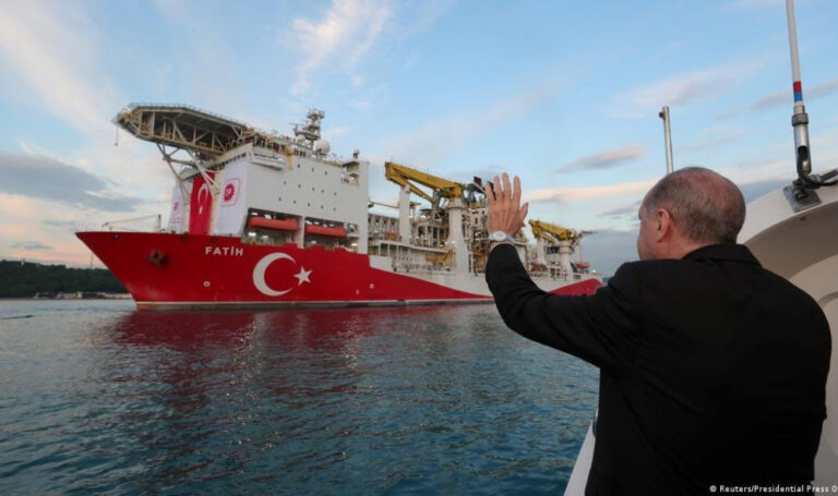 تركيا تبدأ استخراج الغاز الطبيعي من البحر الأسود