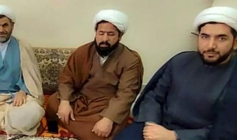 طعن 3 رجال دين داخل أشهر ضريح شيعي في إيران