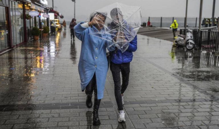 والي إسطنبول يحذر من عاصفة مطرية قوية تبدأ اليوم الخميس