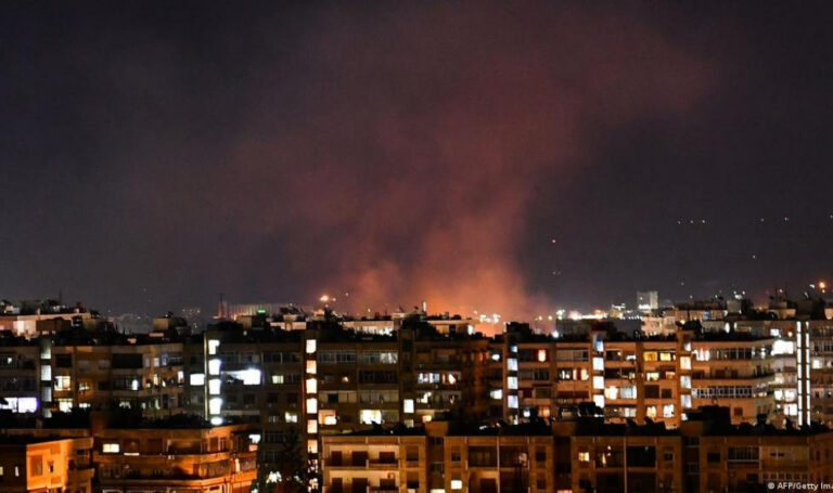 مقتل 3 عسكريين سوريين وإصابة 7 في قصف إسرائيلي قرب دمشق