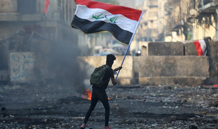 صحيفة لوموند: في العراق.. “ثورة” صدرية مُرّة الطّعم للمحتجين على السلطة