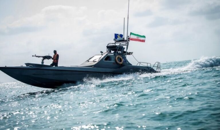 إيران تحتجز سفينة أجنبية في الخليج بتهمة تهريب وقود