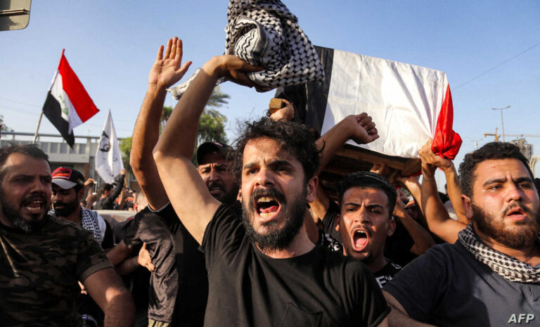 مهددين بـ”ثورة كبرى”..مئات العراقيين يتظاهرون في بغداد للمطالبة بتغيير النظام