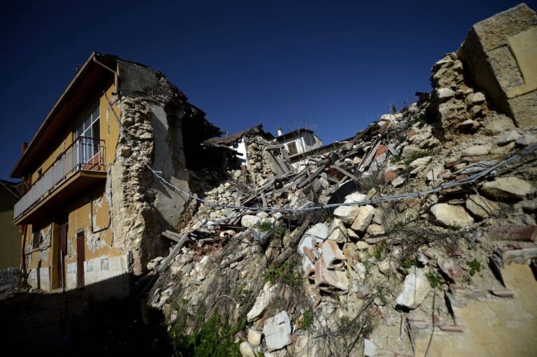 زلزال بقوة 7.4 درجات يضرب غرب المكسيك