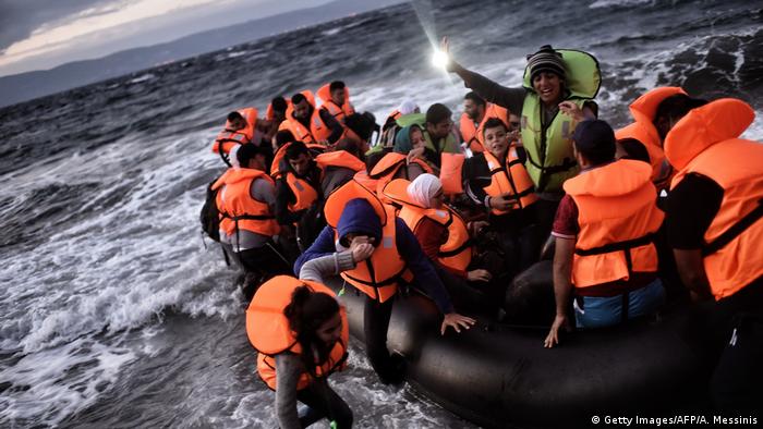 الاتحاد الأوروبي يدعو اليونان للتحقيق بمصرع لاجئين دفعتهم عن مياهها الإقليمية