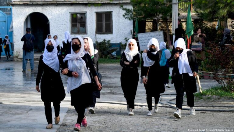 طالبات أفغانيات يتظاهرن احتجاجاً على إغلاق مدارسهن الثانوية في شرق البلاد