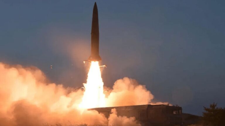 كوريا الشمالية تطلق “صاروخا باليستيا” باتجاه البحر