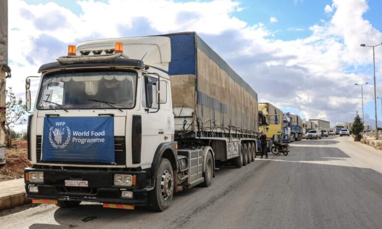 قافلة مساعدات أممية مكونة من 16 شاحنة تدخل إدلب عبر خطوط التماس