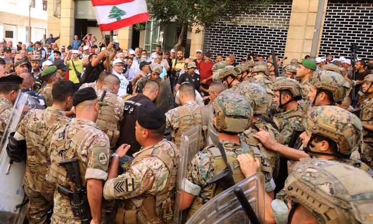 لبنان: عسكريون متقاعدون يحاولون اقتحام البرلمان