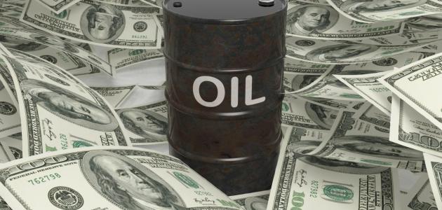 أسعار النفط تواصل الانخفاض مع تأثر الطلب بارتفاع الدولار