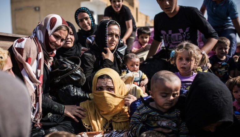 آلاف اللاجئون السوريون يعودون إلى ديارهم من تركيا بعد الزلزال المدمر