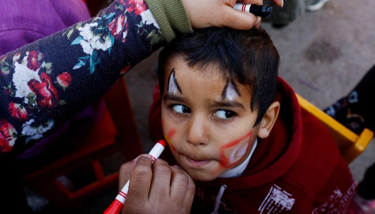 لمواجهة القلق بعد صدمة الكارثة.. أطفال مشردون في تركيا يبتكرون لعبة “الزلزال”