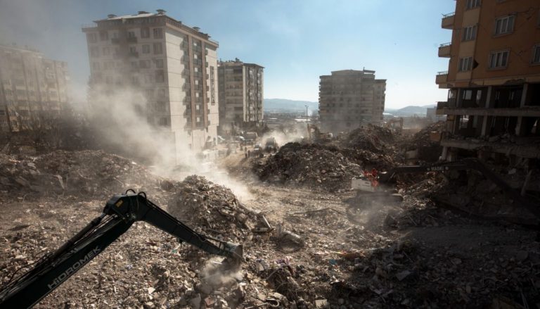 بعد أسبوعين من الزلزال : انتهاء عمليات البحث عن ناجين في معظم المناطق التركية المتضررة من الزلزال