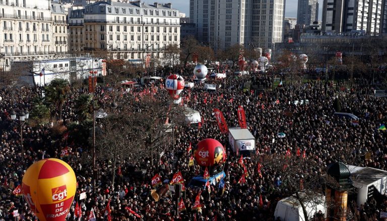 “إضراب واحتجاجات مستمرة” أكثر من مليون متظاهر في فرنسا احتجاجاً على تعديل قانون التقاعد