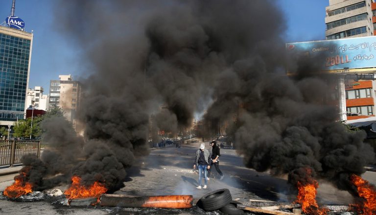 مظاهرات وقطع طرق احتجاجا على الأوضاع المعيشية لبنان إلى أين؟