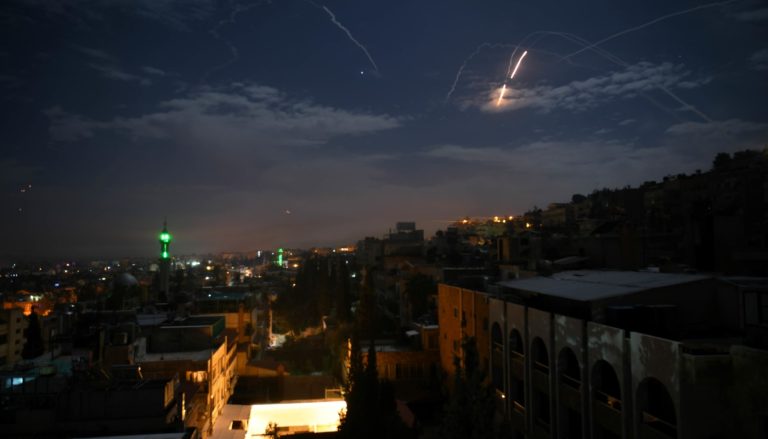 غارات اسرائيلية تستهدف مواقع حزب الله والفرقة الرابعة في دمشق