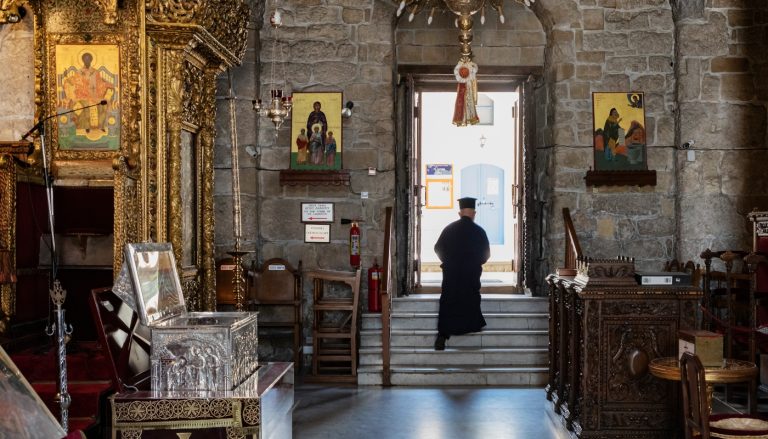 “عقب 4 عقود”السجن لأسقف قبرصي سابق لارتكابه جريمة اعتداء جنسي على فتاة قاصر