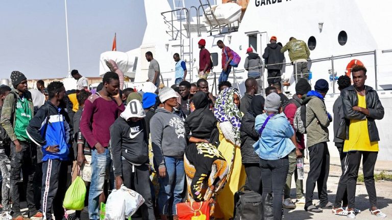 تونس تبدأ نقل مهاجرين أفارقة عالقين على الحدود مع ليبيا لمراكز إيواء خاصة بعد التراجع عن قرارها