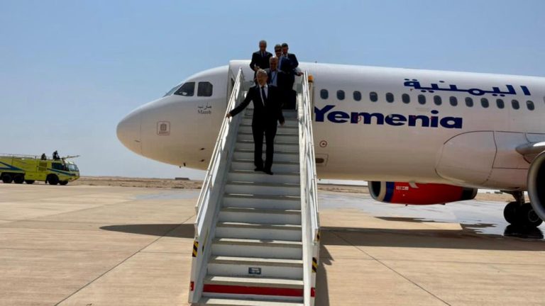 “عقب 8 سنوات من التوقف” مطار الغيضة الدولي شرقي اليمن يعود إلى العمل