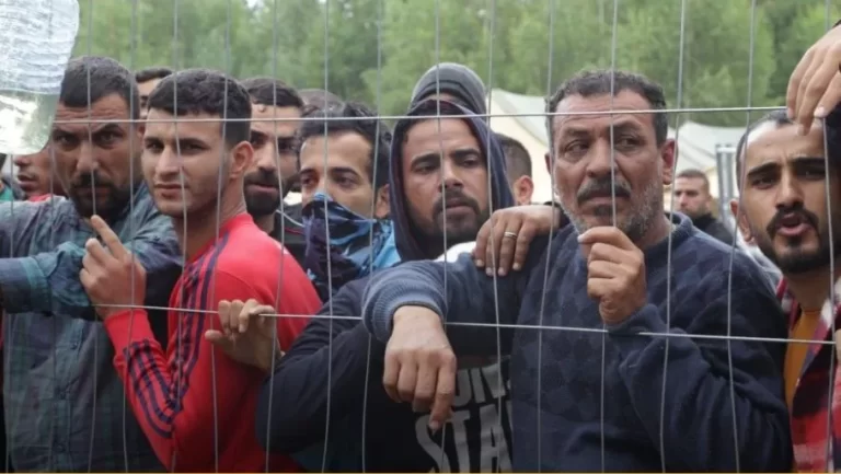 تونس تنقل مئات المهاجرين إلى قرب الحدود مع ليبيا
