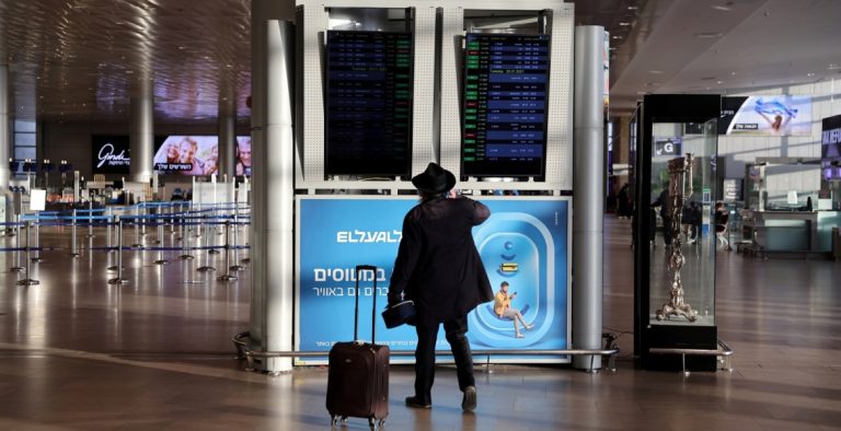 “هبوط اضطراري” طائرة تضم ركابًا إسرائيليين تهبط في مطار بالسعودية