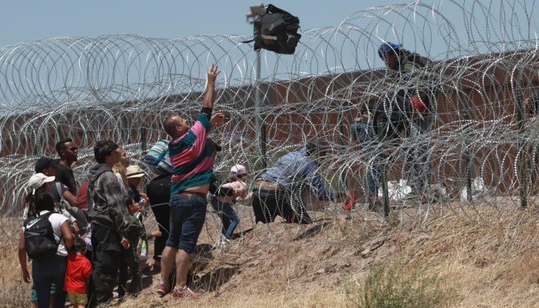 “شكل غير مسبوق ” مهاجرون يتدفقون على الحدود بين المكسيك والولايات المتحدة