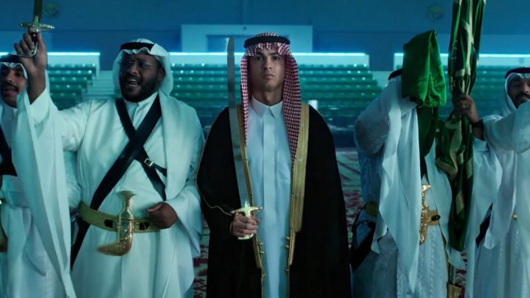 “في اليوم الوطني السعودي الـ 93 كريستيانو رونالدو يؤدي العرضة السعودية بالبشت والعقال