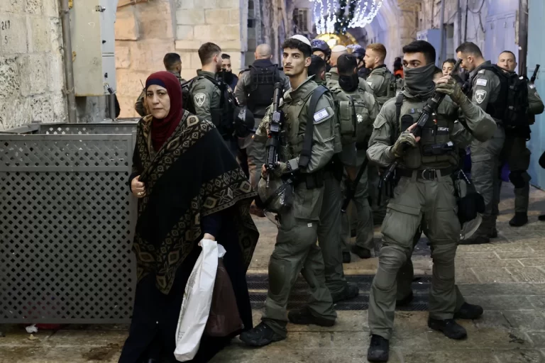 “لليوم الثاني” القدس مغلقة ومئات المستوطنين يقتحمون الأقصى